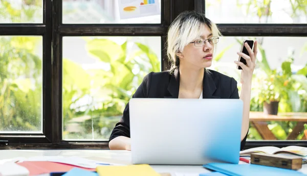 Empresaria Se concentra en el trabajo — Foto de Stock