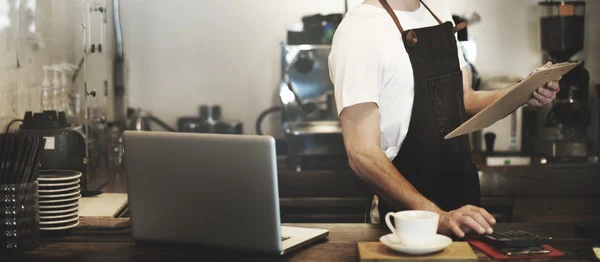 Hacer café en Barista Café — Foto de Stock