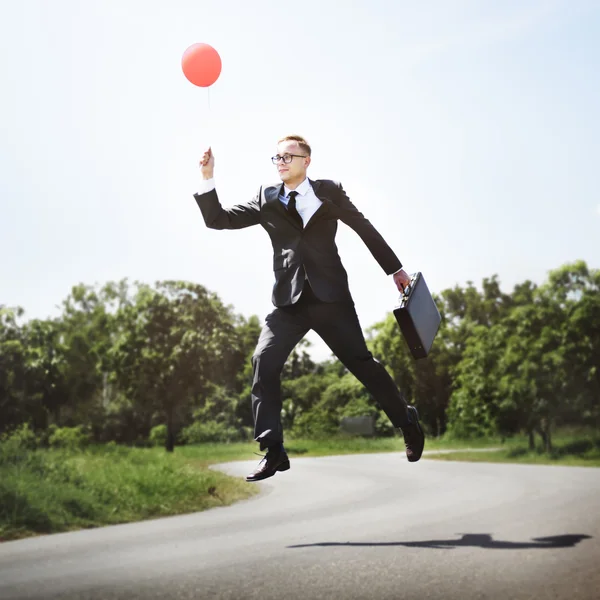 Homme d'affaires joyeux avec ballon — Photo