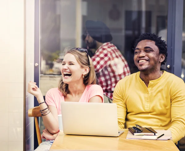 Menschen, die sich mit Laptop treffen — Stockfoto