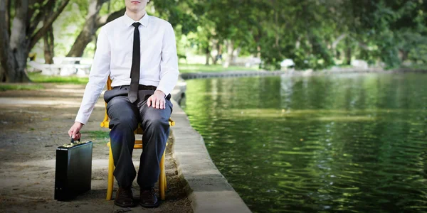 Empresario trabajando al aire libre — Foto de Stock