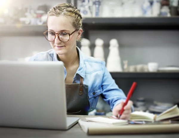 Hantverkaren surfar på Laptop — Stockfoto