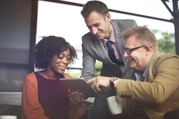 Equipo empresarial que utiliza la tableta digital — Foto de Stock