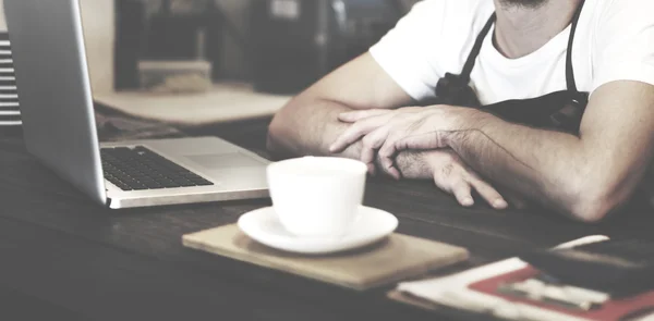 Homme propriétaire dans un café — Photo