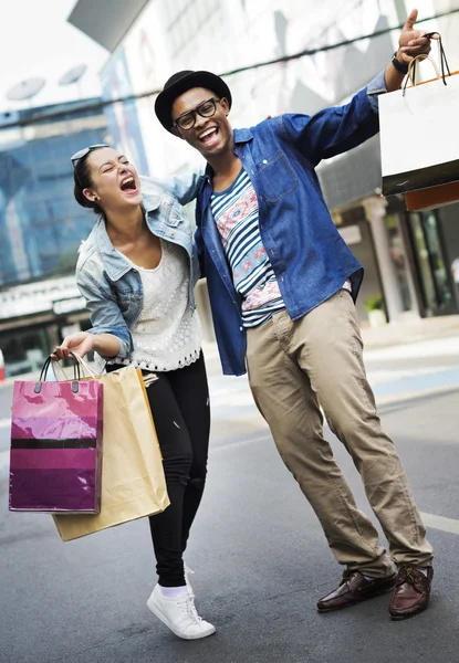 Pareja camina juntos — Foto de Stock