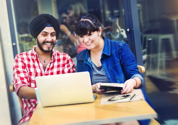 Persone che hanno incontro con il computer portatile — Foto Stock