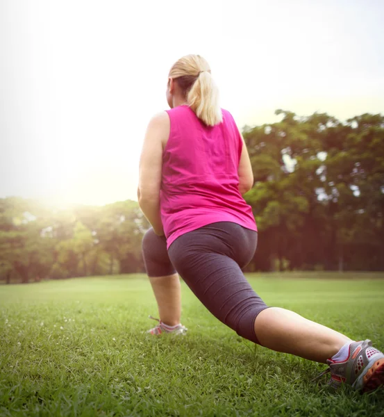 Sportswoman does exercise — Stock Photo, Image