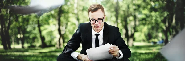 Homme d'affaires regardant les documents échoués — Photo