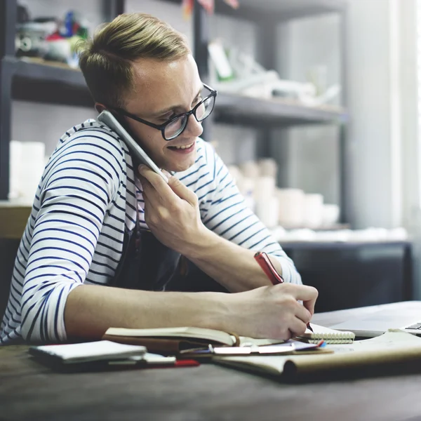 Ambachtsman met behulp van technologie — Stockfoto