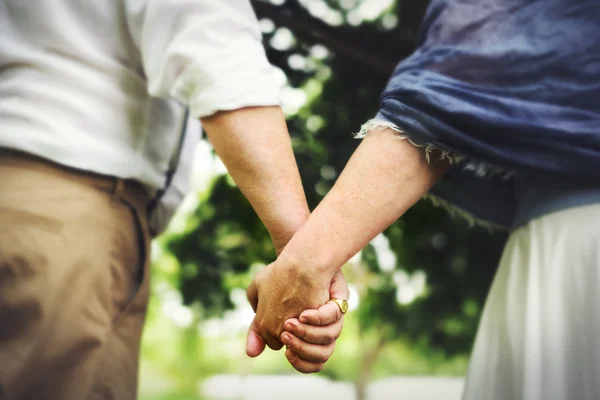 Ouder paar samen wandelen — Stockfoto