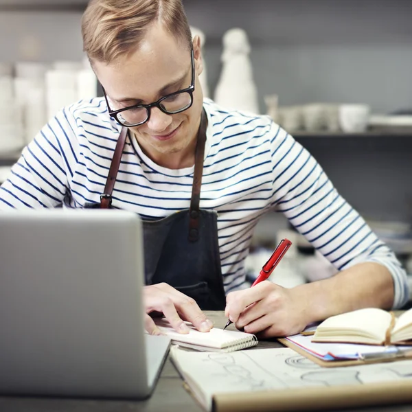 Artisan przeglądania na laptopie — Zdjęcie stockowe