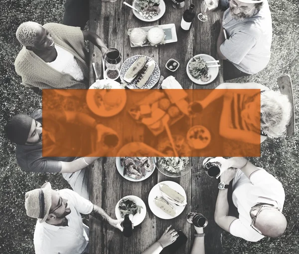 Друзья на свежем воздухе за обедом — стоковое фото