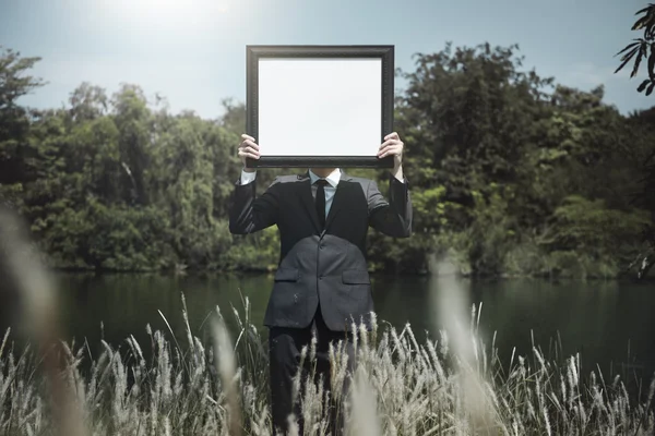 Podnikatel drží obrázek — Stock fotografie