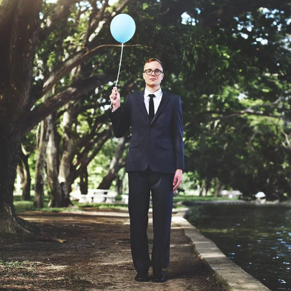 Empresario con globo al aire libre — Foto de Stock