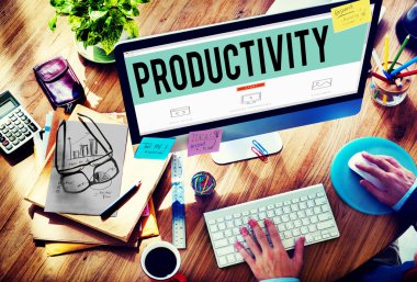 klavyede yazarak adam