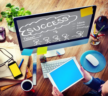 klavyede yazarak adam