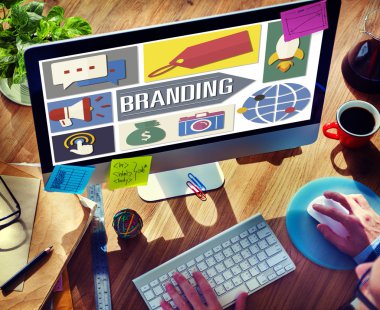 klavyede yazarak adam