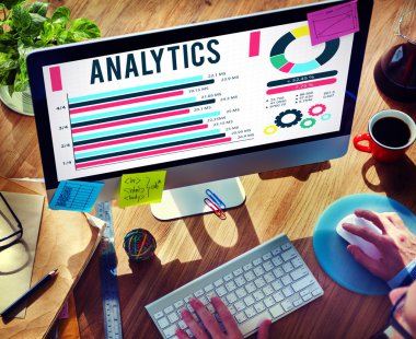 klavyede yazarak adam