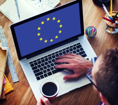 klavyede yazarak adam