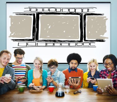 Dijital aygıtlar kullanan insanlar