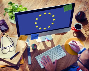 klavyede yazarak adam