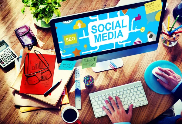 Affärsman och sociala medier — Stockfoto