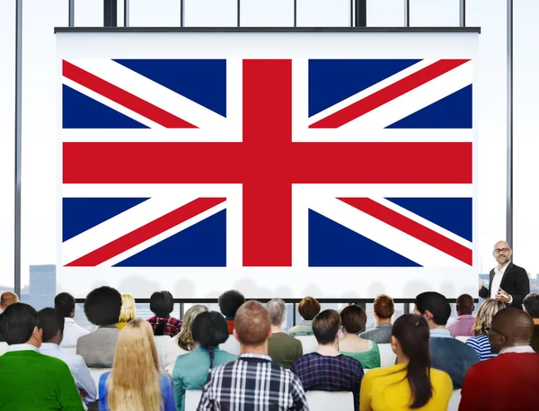 İnsanlar seminer ve İngiltere'de ülke bayrağı — Stok fotoğraf