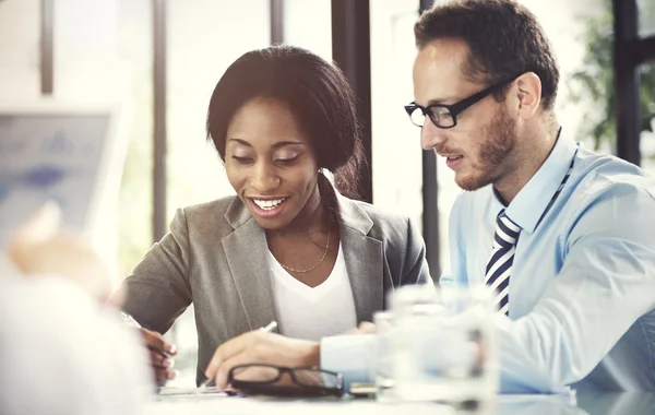 Les gens d'affaires discutent du concept de bureau — Photo