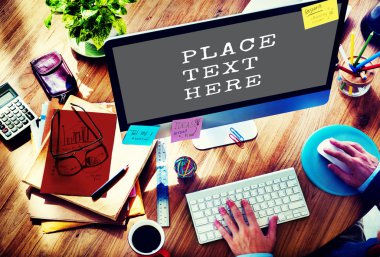 İşadamı üstünde bilgisayar kopya alanı ile çalışma