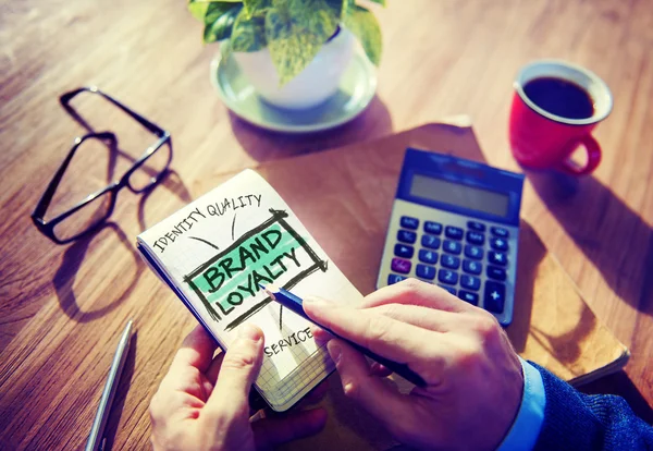 Hombre de negocios escribiendo en cuaderno — Foto de Stock