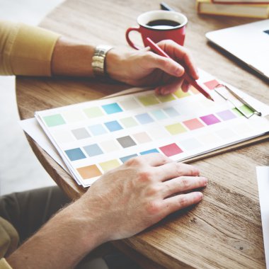 Defterde yazan iş adamı