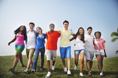 Genç arkadaşlar açık havada 