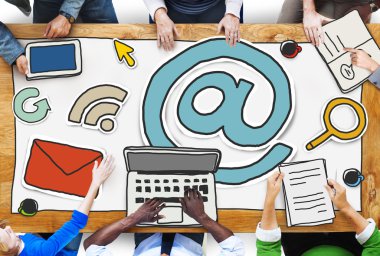 İnsanlar toplantıda tartışmalar