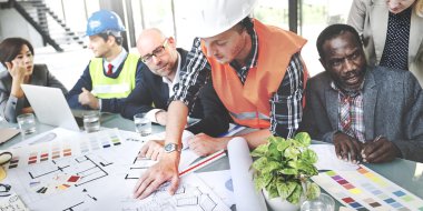 İş adamları projeyi tartışıyor