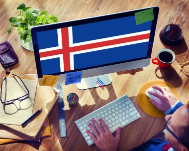 Bilgisayar kullanan adam