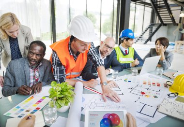 İş adamları projeyi tartışıyor