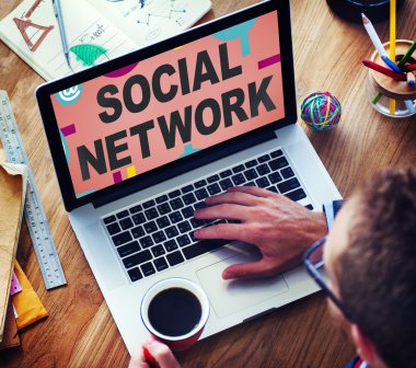 klavyede yazarak adam