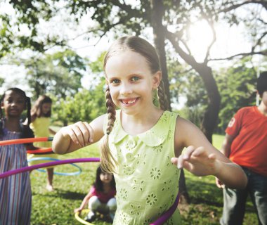 hildren hula hoops ile oynamak