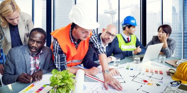 İş adamları projeyi tartışıyor