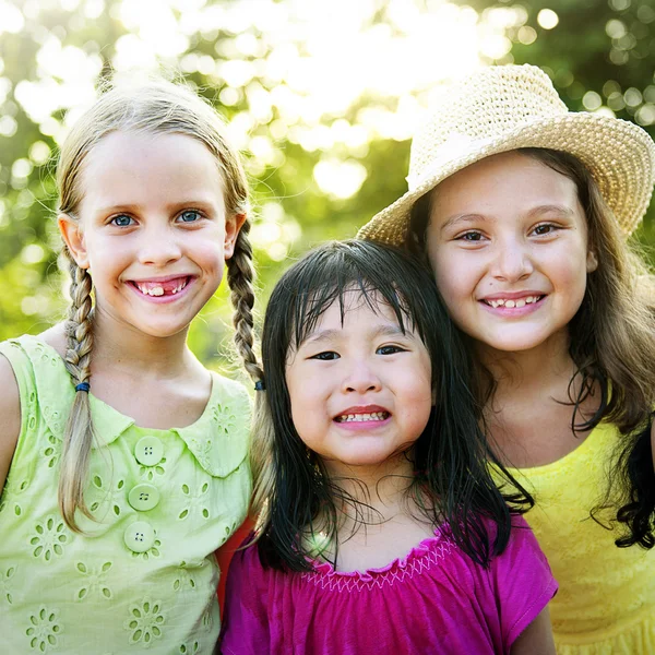 Niños multiétnicos al aire libre —  Fotos de Stock