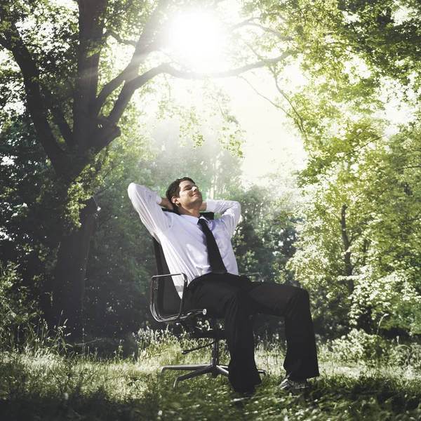 Empresario Relajación en la naturaleza — Foto de Stock