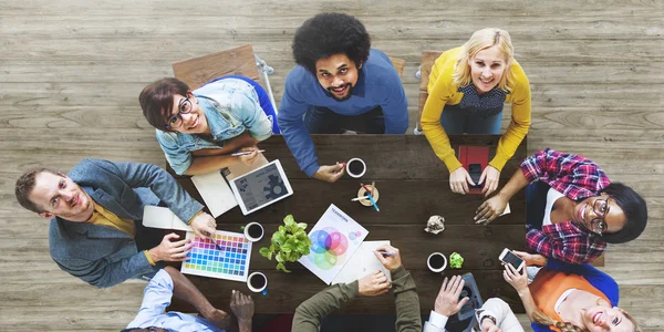 Diversos diseñadores teniendo una reunión — Foto de Stock