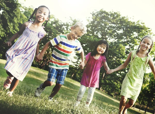 Enfants jouant à l'extérieur — Photo