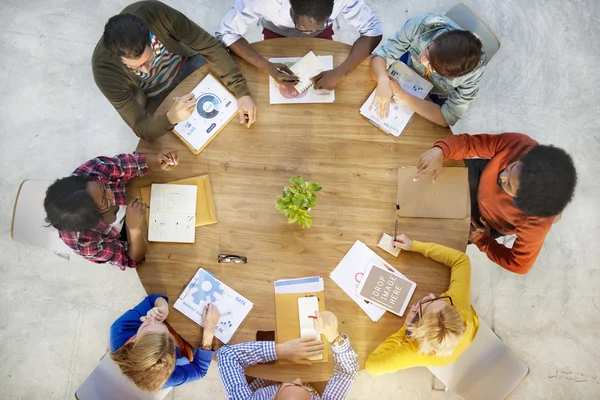 Grupo de pessoas trabalhando juntos — Fotografia de Stock