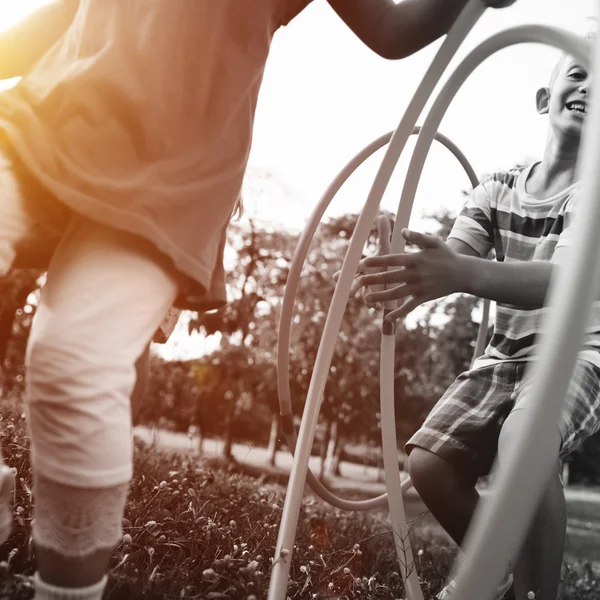 Hildren play with hula hoops — Stock Photo, Image