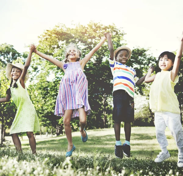 Niños multiétnicos al aire libre — Foto de Stock