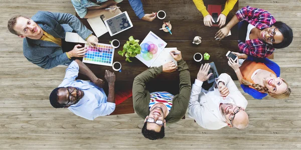 Diversos diseñadores teniendo una reunión —  Fotos de Stock