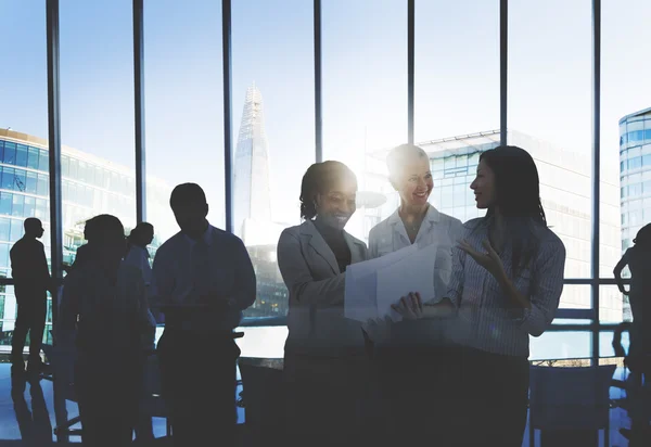 Gens d'affaires travaillant dans le bureau — Photo