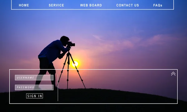 Uomo ripresa sulla macchina fotografica — Foto Stock