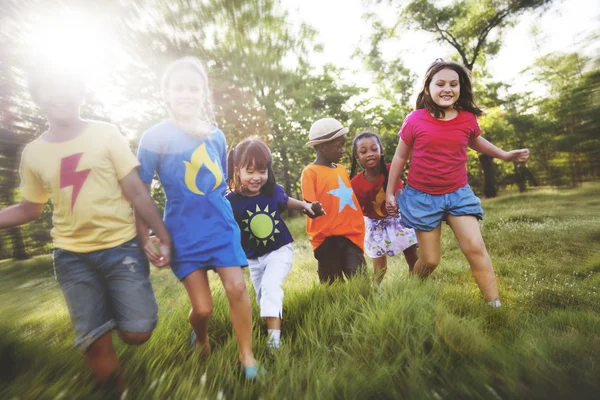 Multi-etnisch kinderen buitenshuis — Stockfoto